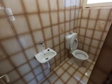 Kuća s dva stana i 8300 m² građevinskog zemljišta