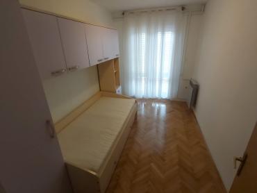 Kuća s dva stana i 8300 m² građevinskog zemljišta