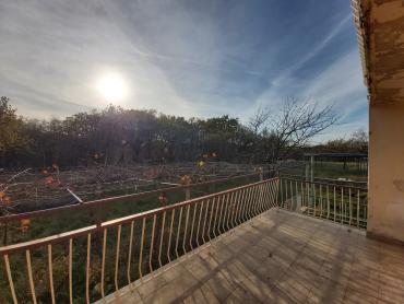 Kuća s dva stana i 8300 m² građevinskog zemljišta