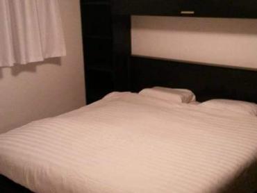 Kuća s dva stana i 8300 m² građevinskog zemljišta