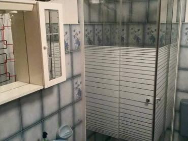 Kuća s dva stana i 8300 m² građevinskog zemljišta