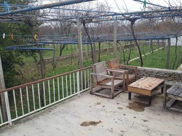 Kuća s dva stana i 8300 m² građevinskog zemljišta