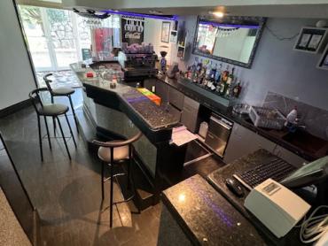 IZNAJMLJUJE SE – ATRAKTIVAN POSLOVNI PROSTOR / BAR NA TRAŽENOJ LOKACIJI