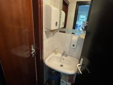 IZNAJMLJUJE SE – ATRAKTIVAN POSLOVNI PROSTOR / BAR NA TRAŽENOJ LOKACIJI