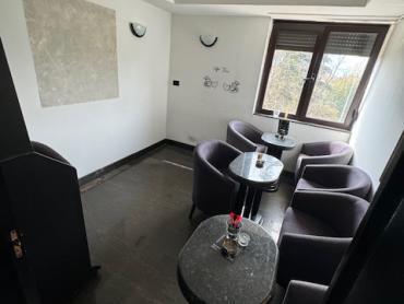 IZNAJMLJUJE SE – ATRAKTIVAN POSLOVNI PROSTOR / BAR NA TRAŽENOJ LOKACIJI