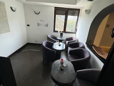 IZNAJMLJUJE SE – ATRAKTIVAN POSLOVNI PROSTOR / BAR NA TRAŽENOJ LOKACIJI
