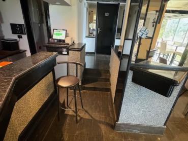 IZNAJMLJUJE SE – ATRAKTIVAN POSLOVNI PROSTOR / BAR NA TRAŽENOJ LOKACIJI