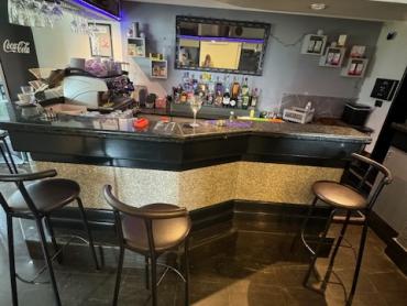 IZNAJMLJUJE SE – ATRAKTIVAN POSLOVNI PROSTOR / BAR NA TRAŽENOJ LOKACIJI