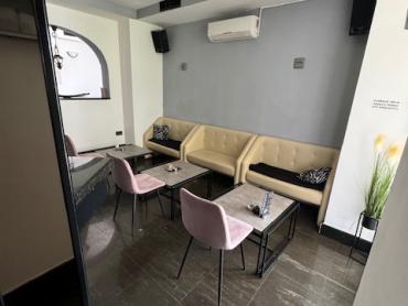 IZNAJMLJUJE SE – ATRAKTIVAN POSLOVNI PROSTOR / BAR NA TRAŽENOJ LOKACIJI