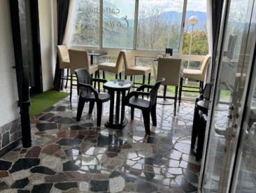 IZNAJMLJUJE SE – ATRAKTIVAN POSLOVNI PROSTOR / BAR NA TRAŽENOJ LOKACIJI