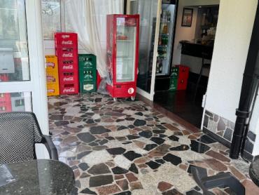 IZNAJMLJUJE SE – ATRAKTIVAN POSLOVNI PROSTOR / BAR NA TRAŽENOJ LOKACIJI