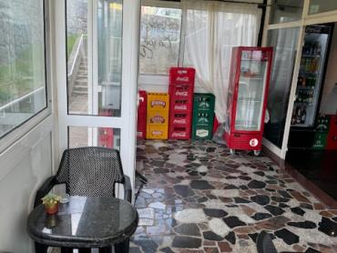 IZNAJMLJUJE SE – ATRAKTIVAN POSLOVNI PROSTOR / BAR NA TRAŽENOJ LOKACIJI
