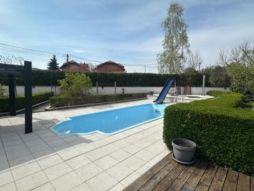 Vila 582 m2, bazen, teniski teren, parcela 5500 m²