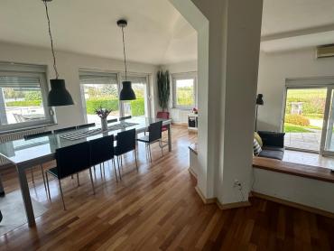 Vila 582 m2, bazen, teniski teren, parcela 5500 m²
