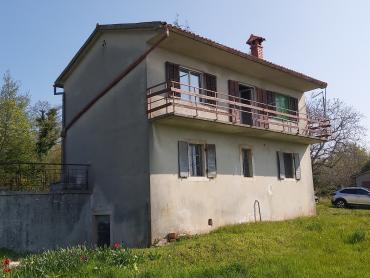 Opportunità di Ristrutturazione: Casa con Ampio Terreno Edificabile e Vista sulla Natura – Vicinanze di Labin