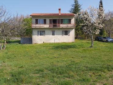 Opportunità di Ristrutturazione: Casa con Ampio Terreno Edificabile e Vista sulla Natura – Vicinanze di Labin