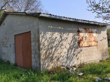 Opportunità di Ristrutturazione: Casa con Ampio Terreno Edificabile e Vista sulla Natura – Vicinanze di Labin