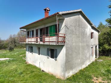 Opportunità di Ristrutturazione: Casa con Ampio Terreno Edificabile e Vista sulla Natura – Vicinanze di Labin