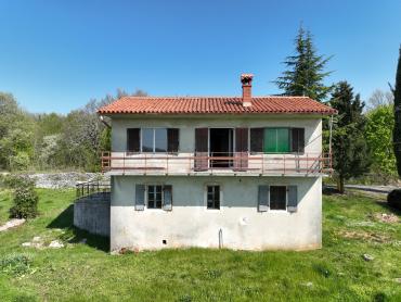 Opportunità di Ristrutturazione: Casa con Ampio Terreno Edificabile e Vista sulla Natura – Vicinanze di Labin