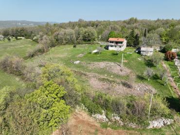 Opportunità di Ristrutturazione: Casa con Ampio Terreno Edificabile e Vista sulla Natura – Vicinanze di Labin
