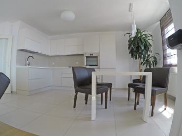 Appartamento a Zamet, Rijeka – 94m², vista sul Quarnero, garage + ascensore