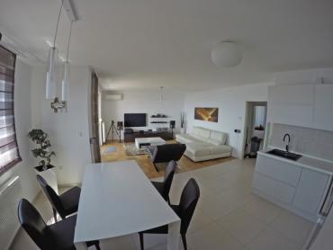 Appartamento a Zamet, Rijeka – 94m², vista sul Quarnero, garage + ascensore