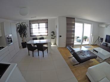 Appartamento a Zamet, Rijeka – 94m², vista sul Quarnero, garage + ascensore