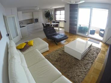 Appartamento a Zamet, Rijeka – 94m², vista sul Quarnero, garage + ascensore