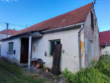 Dvije kuće s velikim dvorištem i gospodarskim zgradama 