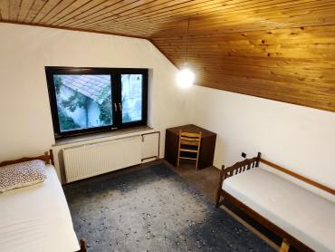 Dvije kuće s velikim dvorištem i gospodarskim zgradama 