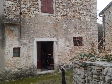 ŠARMANTNA KAMENA KUĆA ZA RENOVACIJU – 70 m², PRIZEMLJE + KAT + TAVAN