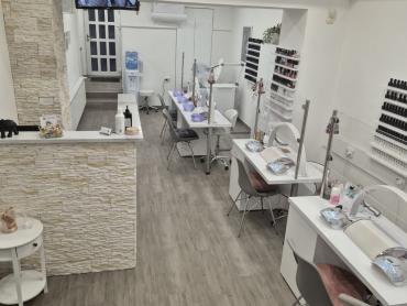 Odlična investicija!Atraktivan poslovni prostor u centru s dvorišnom garsonjerom 