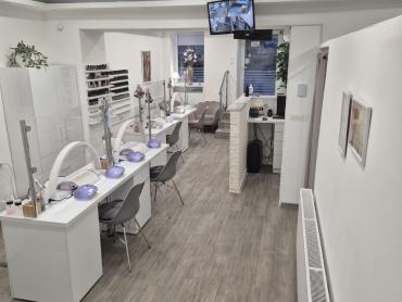 Odlična investicija!Atraktivan poslovni prostor u centru s dvorišnom garsonjerom 