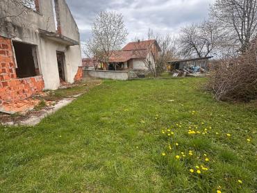 PRODAJE SE GRAĐEVINSKO ZEMLJIŠTE SA 3 POSTOJEĆA OBJEKTA
