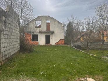 PRODAJE SE GRAĐEVINSKO ZEMLJIŠTE SA 3 POSTOJEĆA OBJEKTA