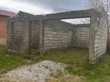 PRODAJE SE GRAĐEVINSKO ZEMLJIŠTE SA 3 POSTOJEĆA OBJEKTA