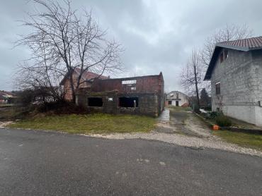 PRODAJE SE GRAĐEVINSKO ZEMLJIŠTE SA 3 POSTOJEĆA OBJEKTA