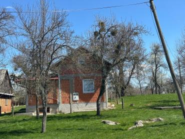 PRODAJE SE SEOSKO IMANJE OD 5000 m2 BLIZINA GOSPIĆA