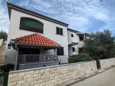PRODAJE SE APARTMANSKA KUĆA  NA OTOKU VIRU!!