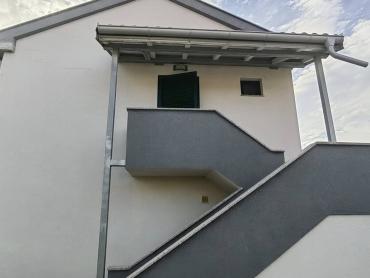 PRODAJE SE APARTMANSKA KUĆA  NA OTOKU VIRU!!