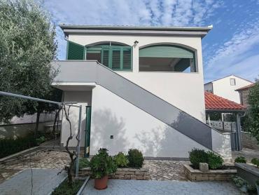 PRODAJE SE APARTMANSKA KUĆA  NA OTOKU VIRU!!