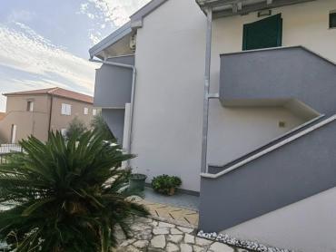PRODAJE SE APARTMANSKA KUĆA  NA OTOKU VIRU!!