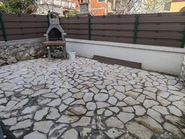 PRODAJE SE APARTMANSKA KUĆA  NA OTOKU VIRU!!