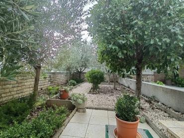 PRODAJE SE APARTMANSKA KUĆA  NA OTOKU VIRU!!