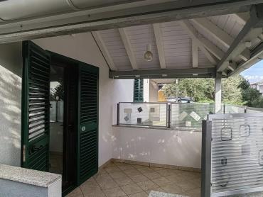 PRODAJE SE APARTMANSKA KUĆA  NA OTOKU VIRU!!