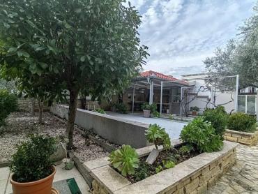 PRODAJE SE APARTMANSKA KUĆA  NA OTOKU VIRU!!