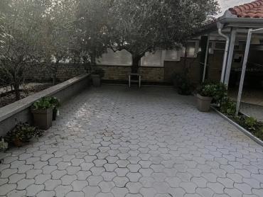 PRODAJE SE APARTMANSKA KUĆA  NA OTOKU VIRU!!