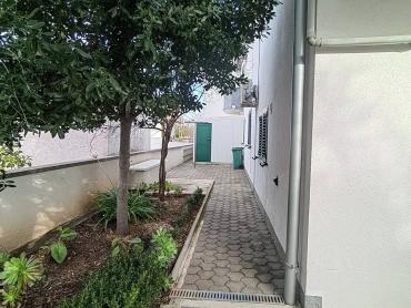 PRODAJE SE APARTMANSKA KUĆA  NA OTOKU VIRU!!