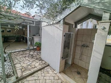 PRODAJE SE APARTMANSKA KUĆA  NA OTOKU VIRU!!