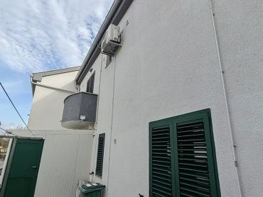 PRODAJE SE APARTMANSKA KUĆA  NA OTOKU VIRU!!
